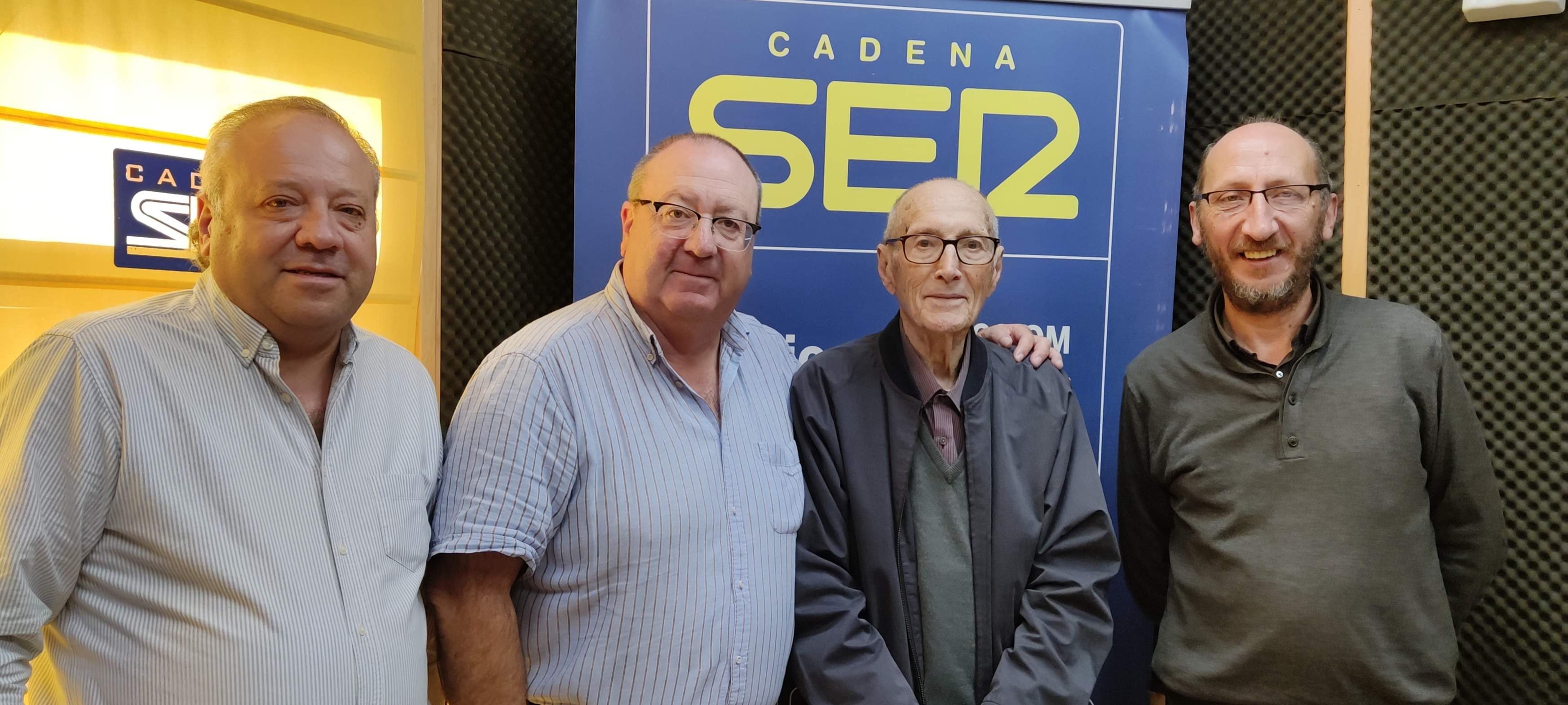 Vázquez de Sola durante una visita a nuestros estudios por la presentación de su libro &quot;La verdadera historia del Gayumbo milagroso&quot;. De izquierda a derecha Andrés del Río, Juan Manuel Dicenta, Vázquez de Sola y Manolo Triano.