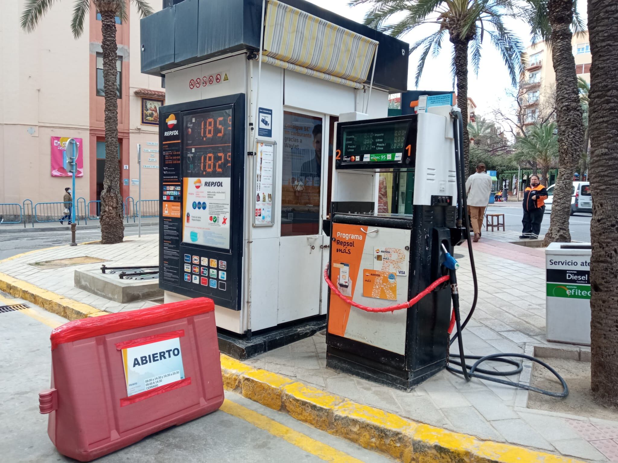 Gasolinera en una plaza de Alicante