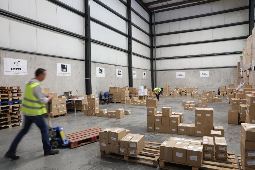 Archivo - Cajas y un mozo de almacén en el centro logístico de las póximas elecciones generales del 10N en Alcalá de Henares (Madrid), a 31 de octubre de 2019.