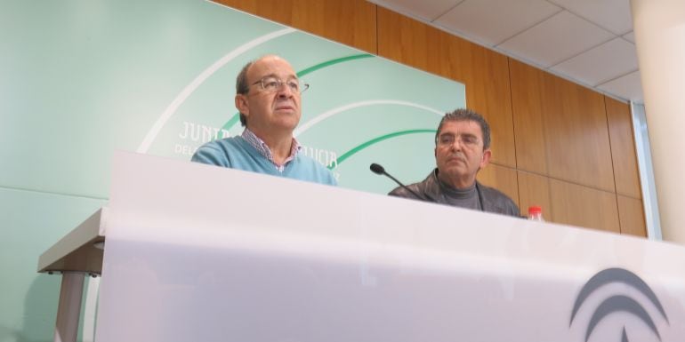 Andrés Rabadán, jefe de Salud Pública, y Manuel Herrera, delegado de Salud, durante su comparecencia pública.