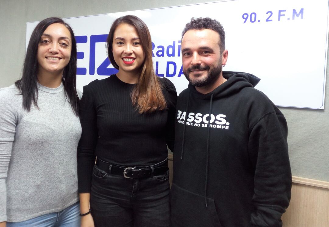 Silvia Expósito, Andrea Betancourt y Gonzalo Chico de Guzman en el estudio de Radio Elda SER