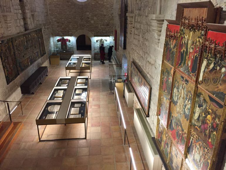 Una perspectiva d&#039;una de les sales de l&#039;exposició. A la dreta, el retaule de la Transfiguració atribuït a l&#039;escola de Jaume Huguet.