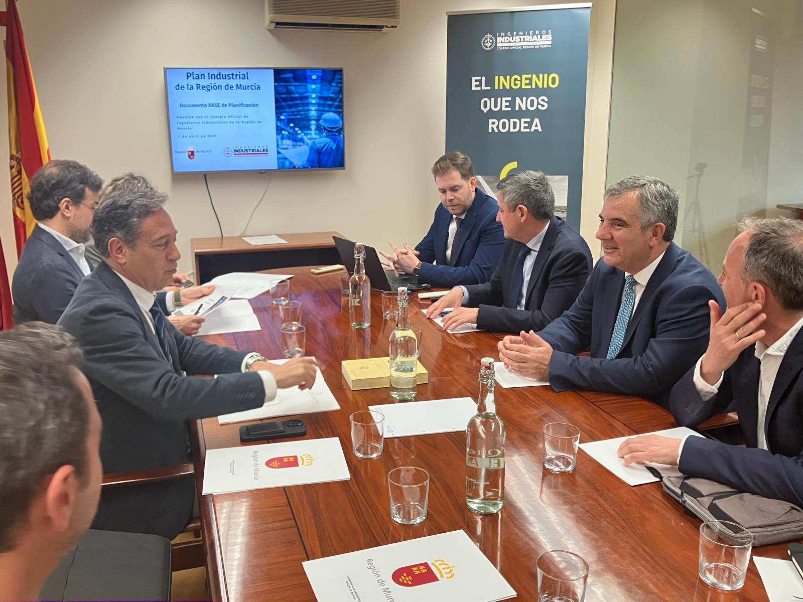 La sede del COIIRM ha acogido la reunión entre el equipo del consejero Juan María Vázquez y su decano, Marcos Mateos