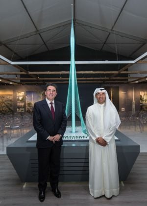 El arquitecto Santiago Calatrava junto con Mohamed al Abbar, presidente de Emaar Propertie promotora de la construcción de esta torre