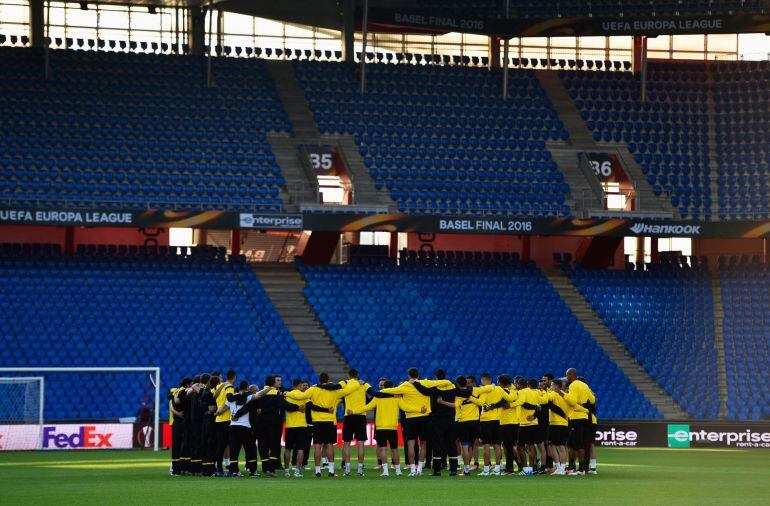 Los jugadores del Sevilla durante la sesión de entrenamiento en el estadio  St. Jakob-Park de Basilea 