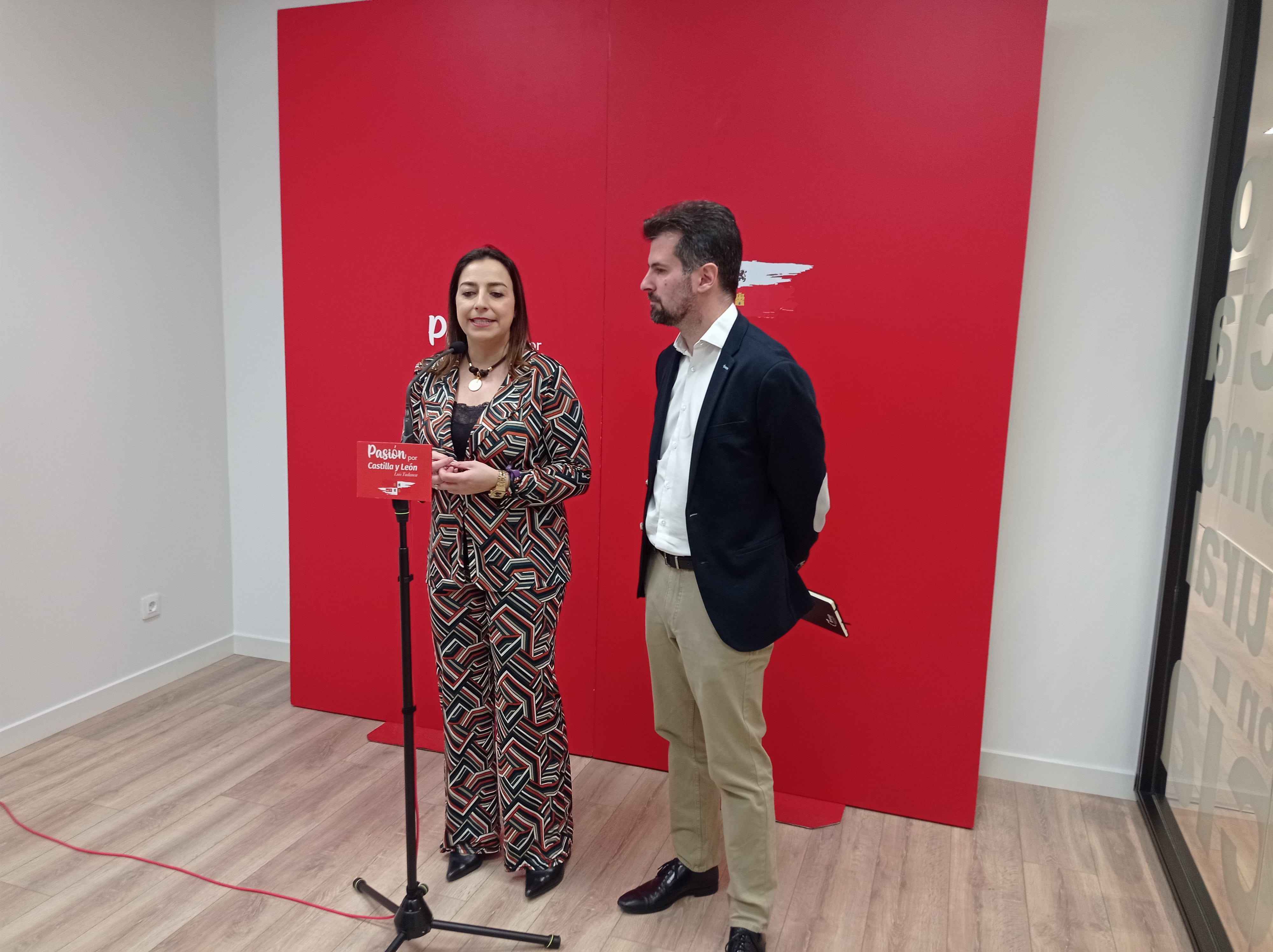 Miriam Andrés y Luis Tudanca en la sede del PSOE de Palencia