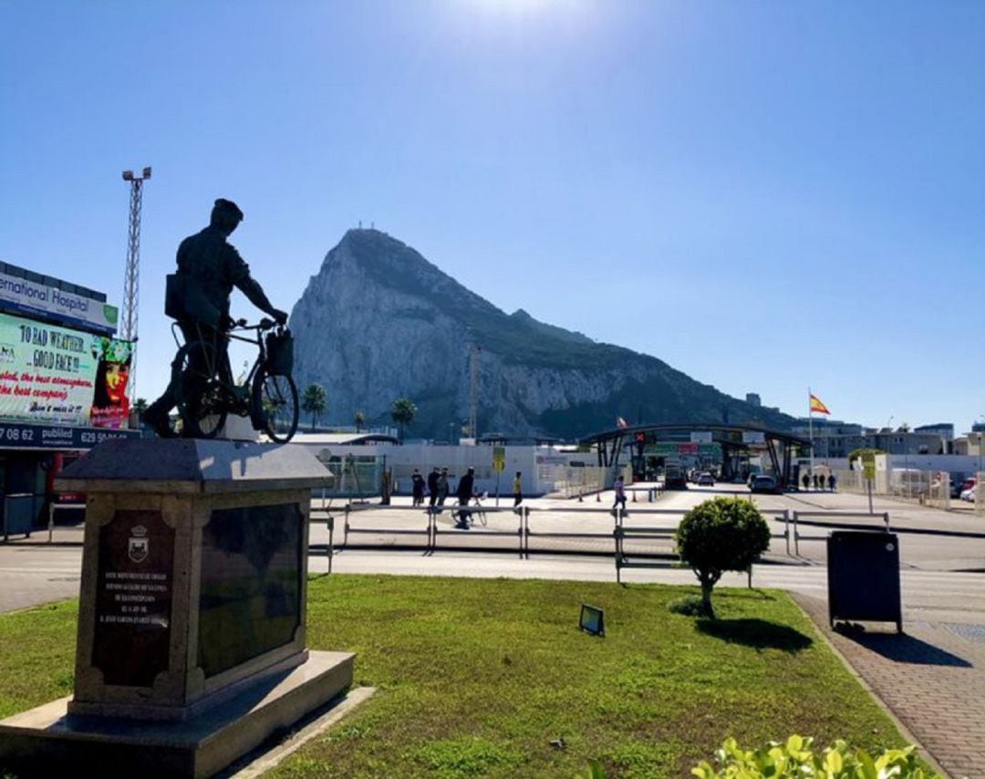 Monumento al trabajador transfronterizo, junto a la Verja de Gibraltar.