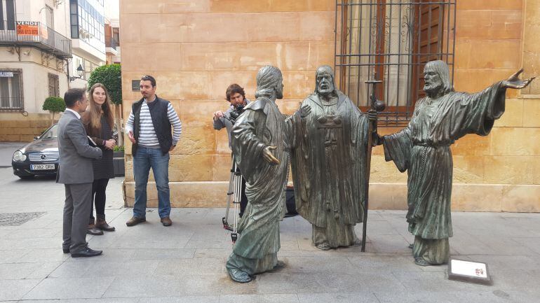 Los concejales Cristina Martínez y Fernando Durá con el equipo de grabación