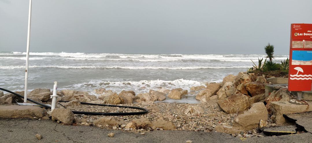 Estado de la playa de Les Deveses, tras el paso de la borrasca Gloria, en enero de 2020.