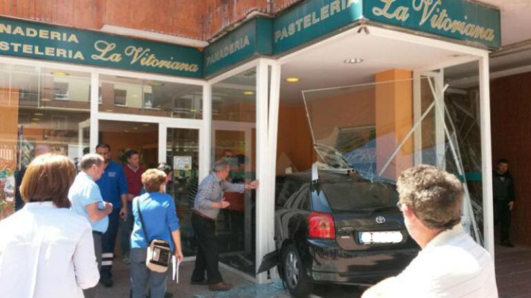 El coche empotrado en la panadería de la calle Beato Tomás de Zumárraga