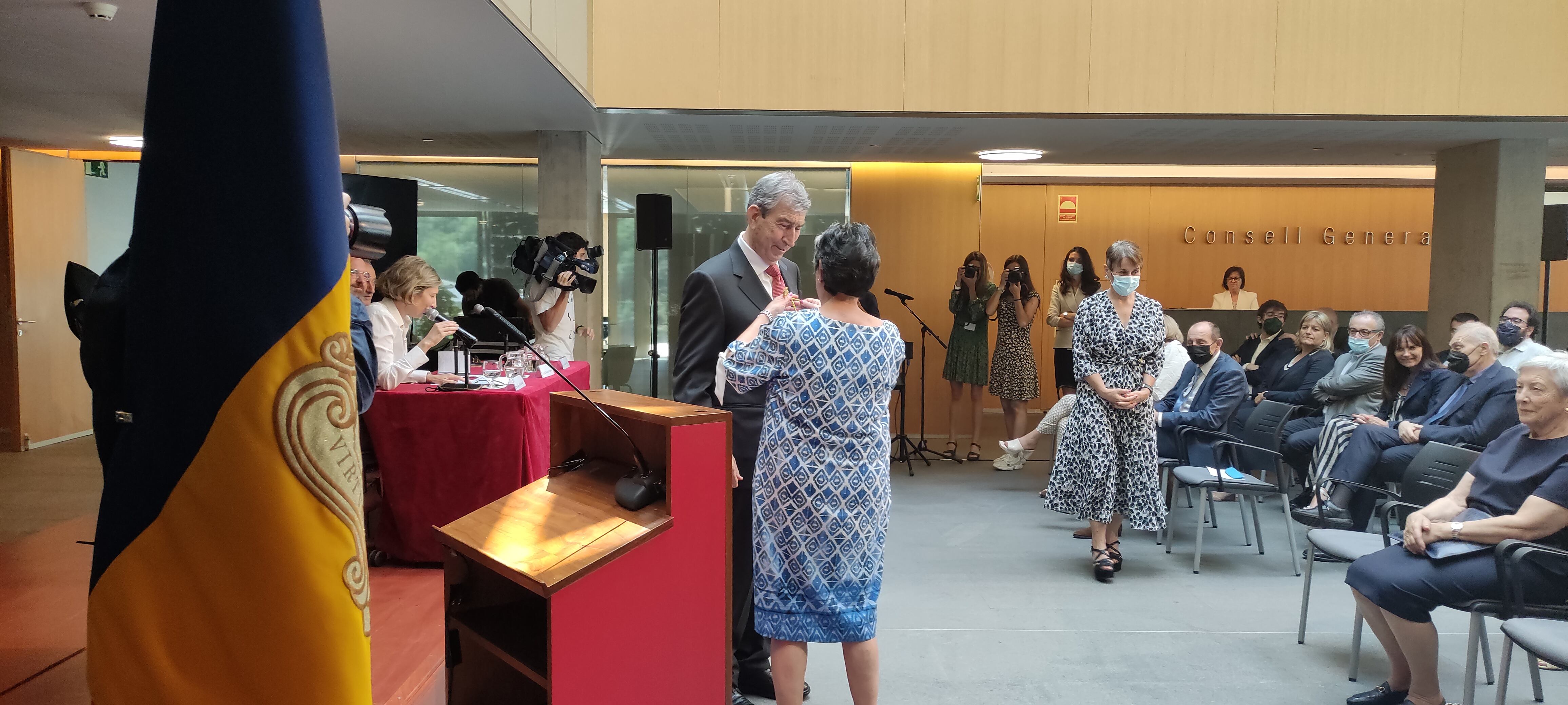 La presidenta del GESCO imposa la medalla d&#039;honor a Albert Pintat durant l&#039;acte d&#039;homenatge a la seva trajectòria política.