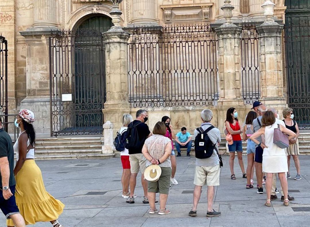 Varios turistas frente a la Catedral de Jaén.