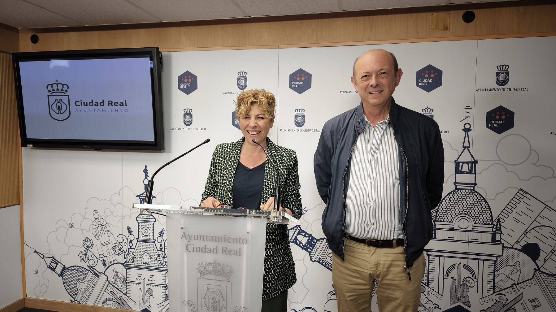 Yolanda Torres, concejal de Promoción Económica y presidenta del IMPEFE junto al concejal no adscrito Regino Pérez este lunes