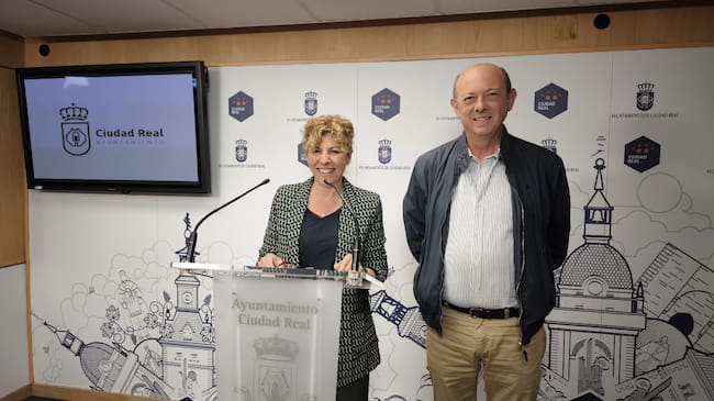 Yolanda Torres, concejal de Promoción Económica y presidenta del IMPEFE junto al concejal no adscrito Regino Pérez este lunes