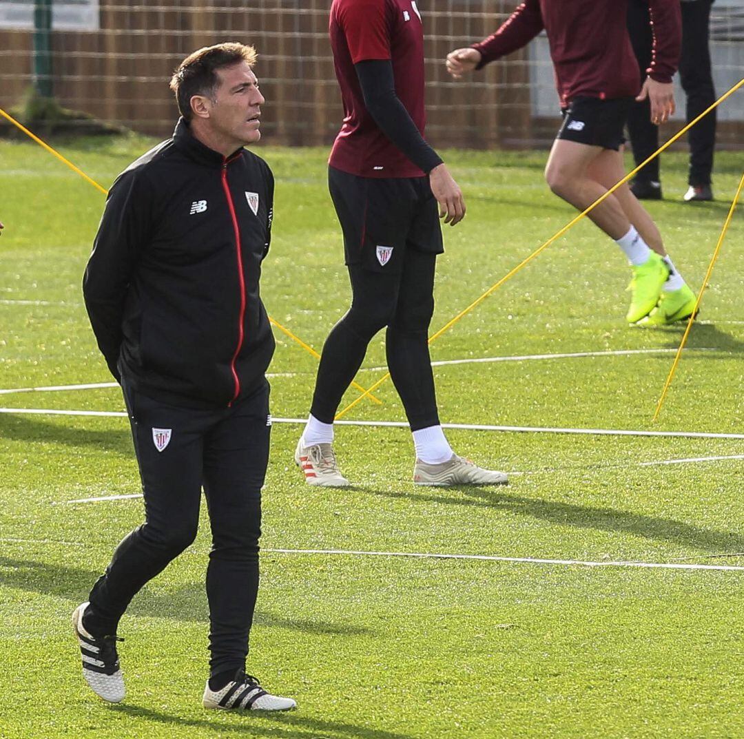 El entrenador del Athletic de Bilbao, Eduardo Berizzo (i),supervisa el entrenamiento, de hoy en Lezama (Vizcaya), con el que el Athletic prepara el partido copero del miércoles ante el Huesca en San Mamés, encuentro de ida de dieciseisavos de final de la 