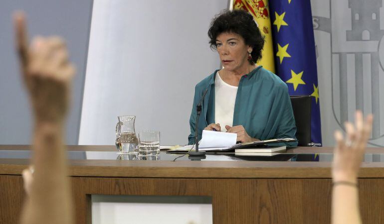 La ministra de Educación, FP y Portavocía Isabel Celaá, durante la rueda de prensa celebrada tras el Consejo de ministros, hoy en el Palacio de la Moncloa en Madrid.