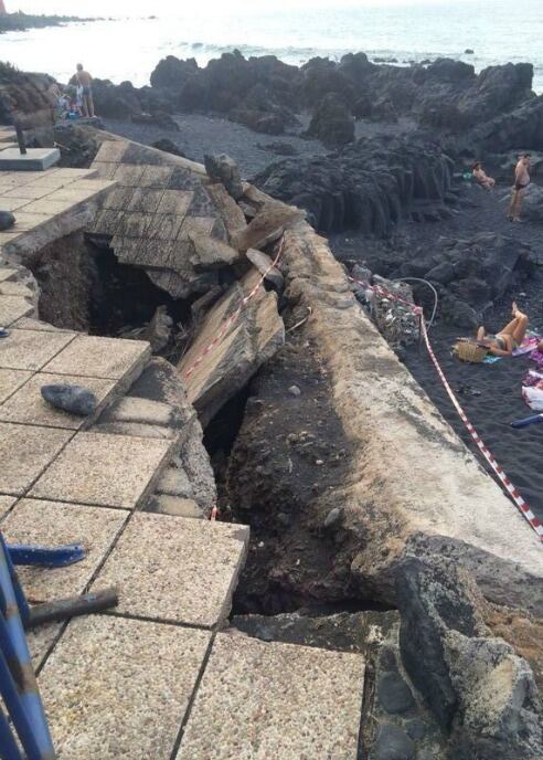 Muro afectado por la fuerza del mar en Playa Jardín, Puerto de la Cruz