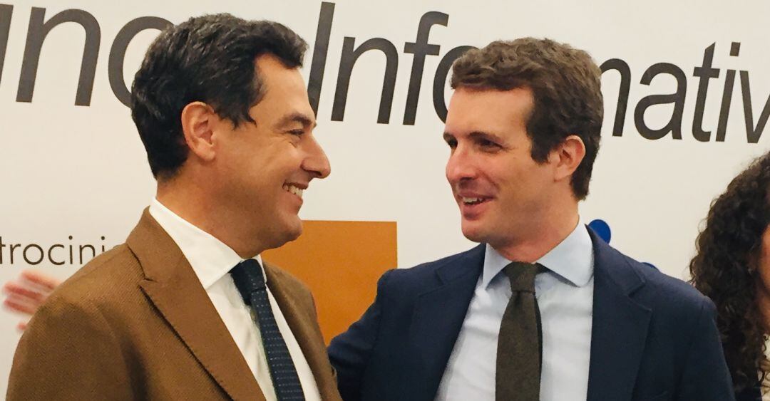 Juanma Moreno y Pablo Casado se saludan durante un desayuno informativo de Europapress en Jaén