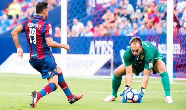 Pedro López presiona al portero del Alcorcón