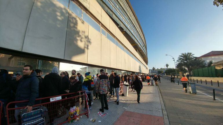 Cola para la compra de entradas de semifinales en el estadio
