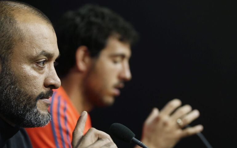 Nuno Espirito Santo y Dani Parejo durante la rueda de prensa previa al debut del Valencia en Champions League.