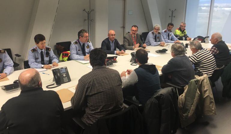 Trobada entre Mossos d'Esquadra i Unió de Pagesos a l'edifici del 112