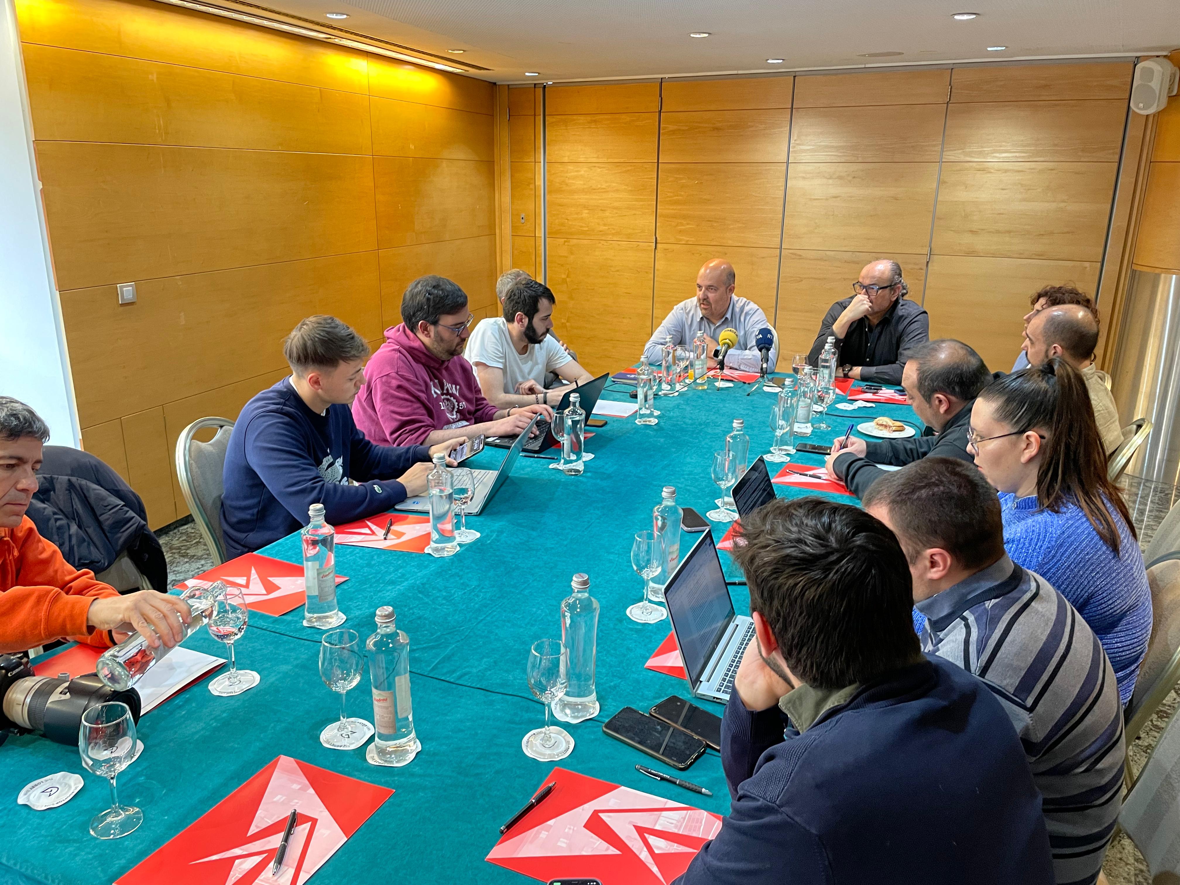 El president, Gorka Aixàs, i el director esportiu, Francesc Solana, responen a les preguntes dels mitjans de comunicació en l'esmorzar de final de temporada