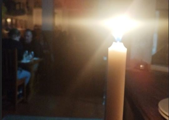 Un restaurante de Puerto del Carmen, en Lanzarote, con clientes cenando con velas ante al apagón eléctrico.