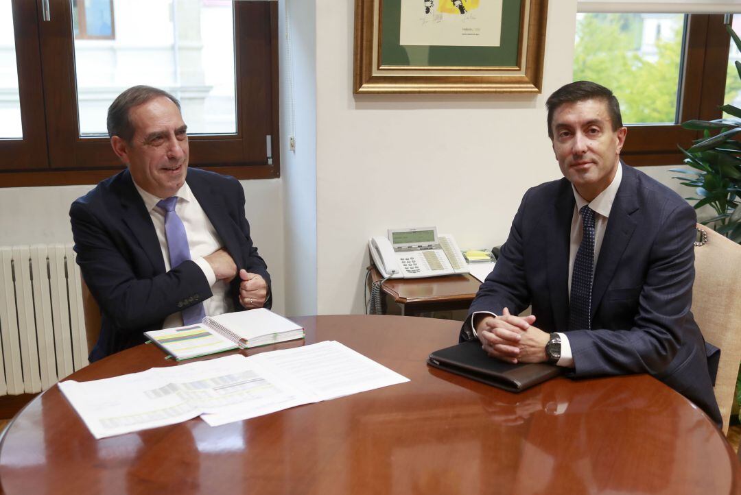 El conselleiro de facenda Valeriano Martínez antes de la reunión con Jose Antonio Neira secretario de la CEG