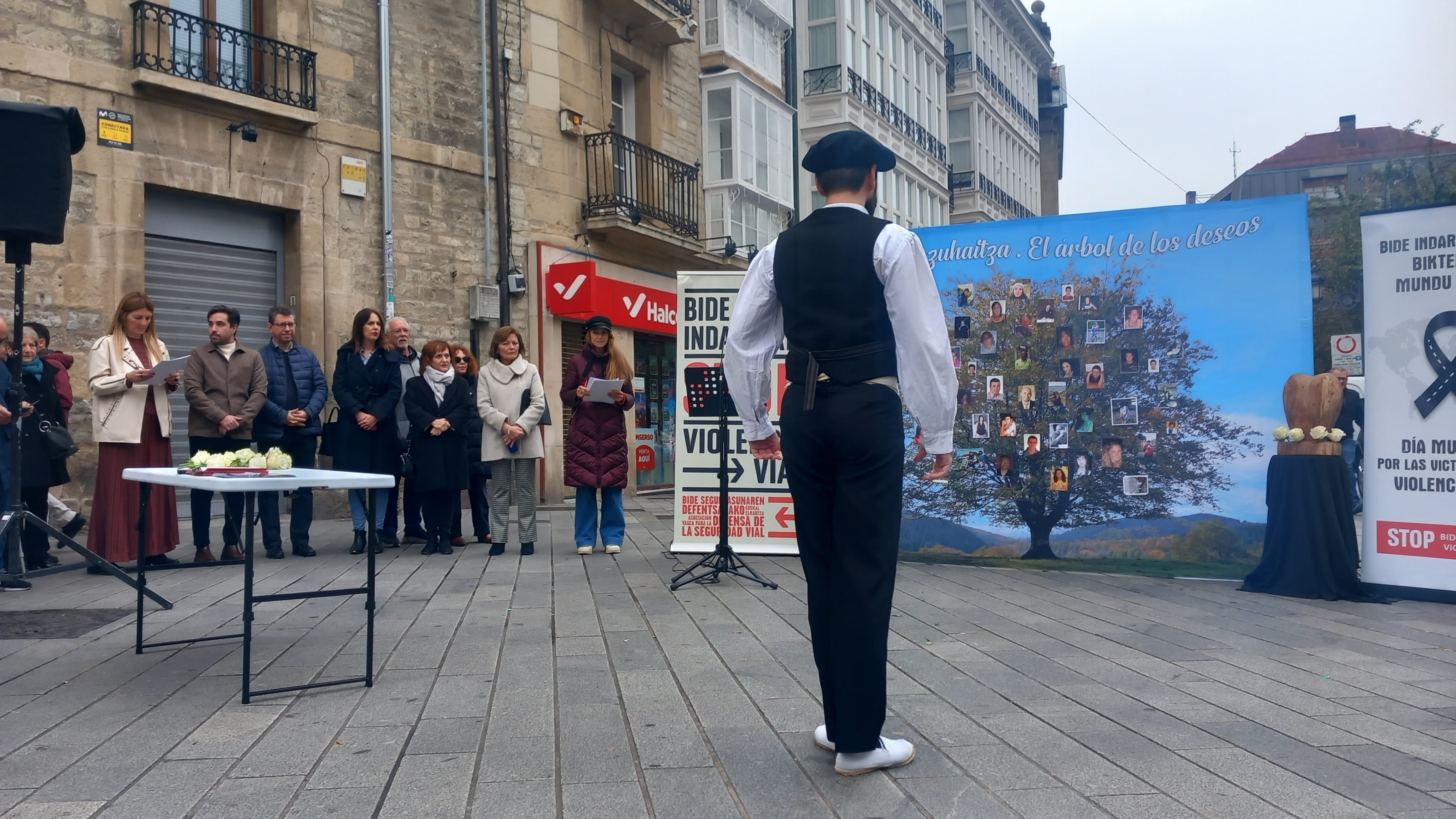 El acto en memoria de las víctimas ha comenzado con un aurresku