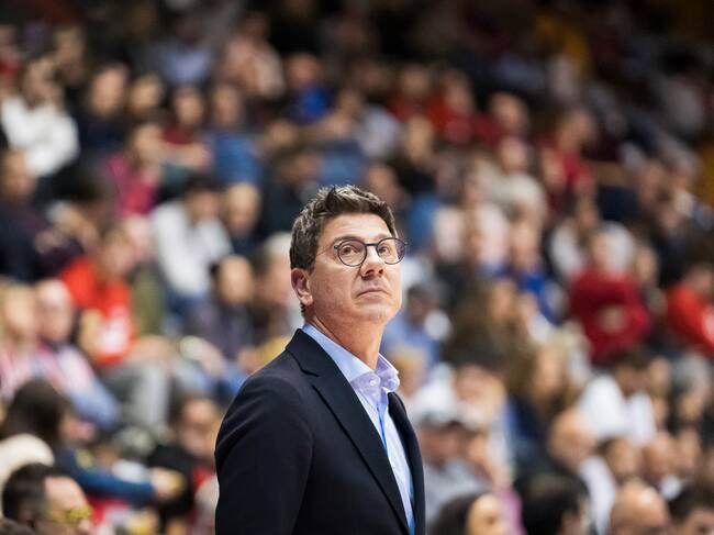 Girona, 14/12/2024.- Fotis Katsikaris, entrenador del Basquet Girona, durante el partido de la Liga Endesa de la jornada 11 entre el Basquet Girona y el Leyma Coruña, este sábado en el pabellón de Fontajau.-EFE/David Borrat.