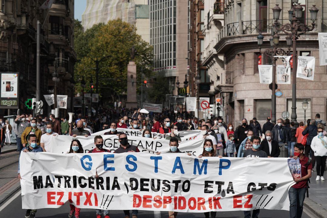 Trabajadores de Matricería Deusto y GTS, filiales del grupo internacional de Gestamp, sostienen pancartas en la manifestación convocada por las calles de Bilbao, Vizcaya, País Vasco, (España), a 24 de octubre de 2020. La concentración se produce con motivo de la decisión de Gestamp de proceder al despido de 230 trabajadores de las filiales