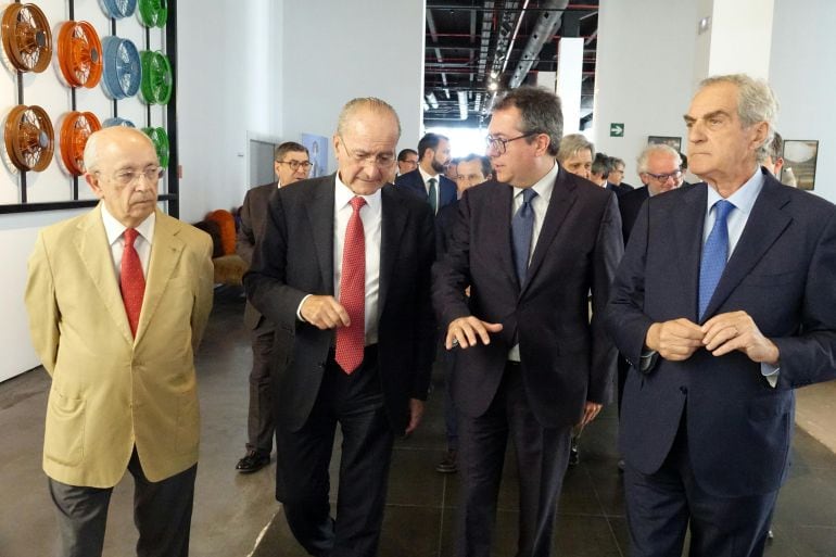 De la Torre y Espadas (en el centro) conversan mientras acceden al almuerzo-coloquio celebrado en Málaga