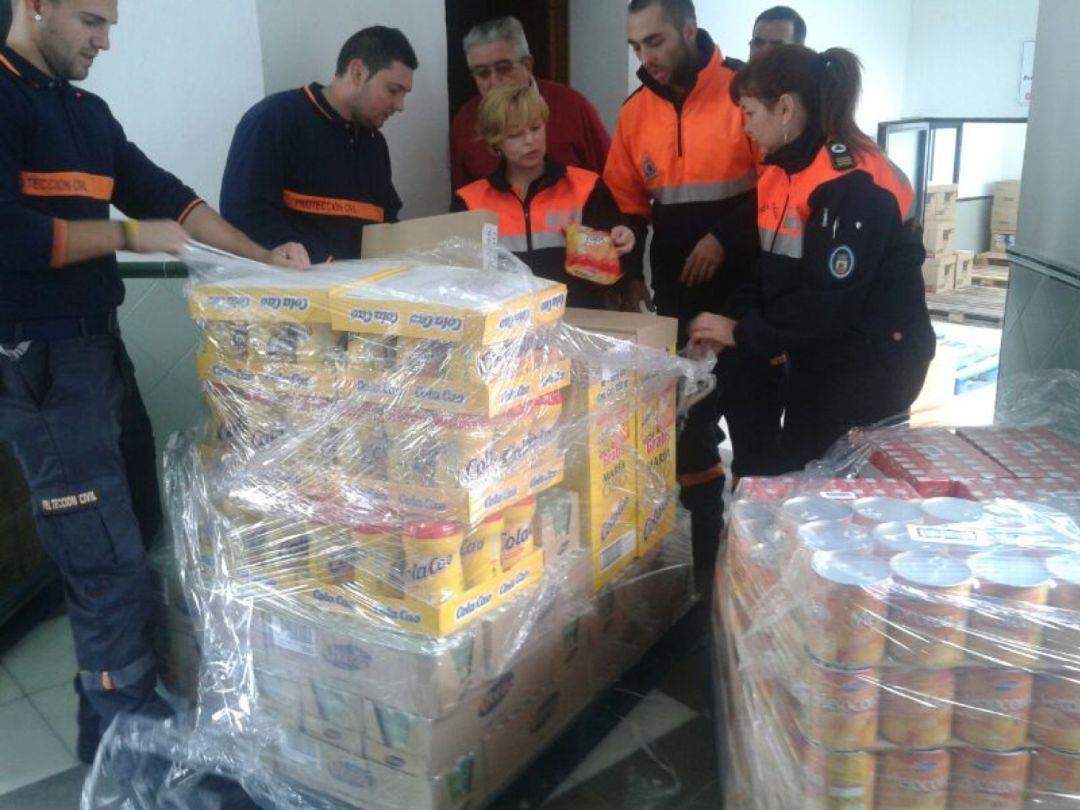 Una donación de alimentos en San Roque