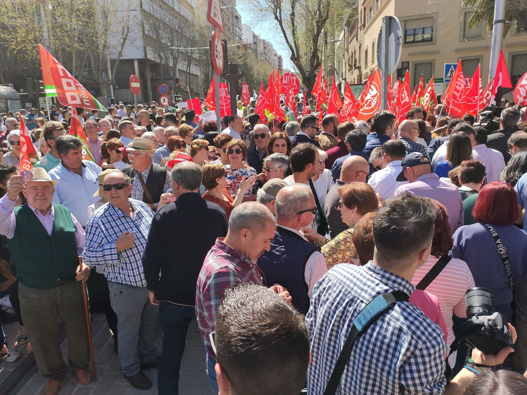 Personas se agolpaban en la Plaza de las Batallas a la espera del inicio de la Manifestación por la Sanidad Pública en Jaén