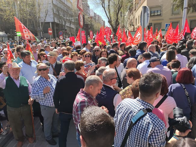 Personas se agolpaban en la Plaza de las Batallas a la espera del inicio de la Manifestación por la Sanidad Pública en Jaén