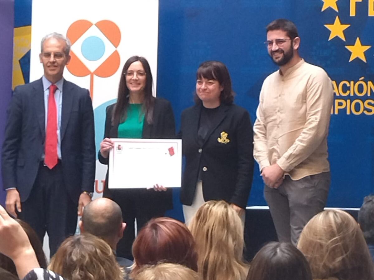 L'expedició d'Agullent recollint el premi María Moliner