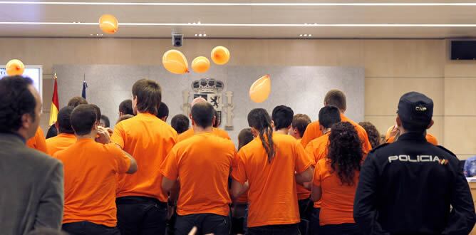 Los miembros de Segi se han levantado al principio del juicio lanzando globos al aire y pidiendo libertad para Luis Goñi, detenido este domingo, así como la &quot;autodeterminación de Euskal Herria&quot;