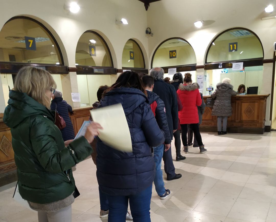 Colas en la oficina de Correos de la Calle Postas