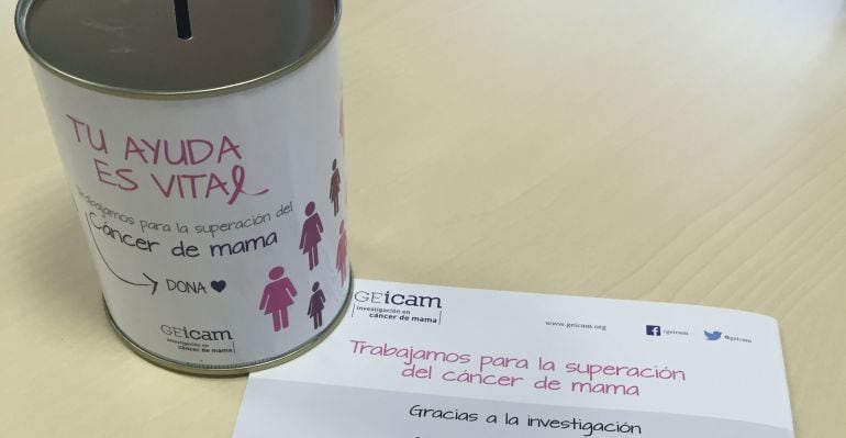 Hucha y folleto informativo de la campaña solidaria para recaudar fondos contra el cáncer