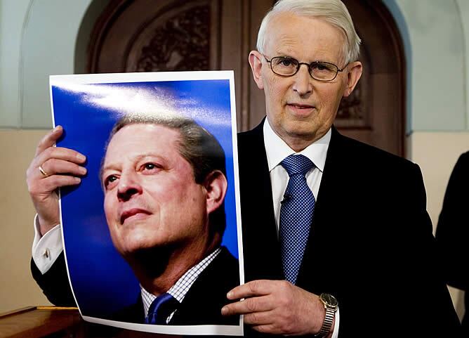 El portavoz del Comité Nobel, Ole Danbolt Mjoes, sostiene una foto de Al Gore tras dar a conocer la concesión del Nobel de la Paz.