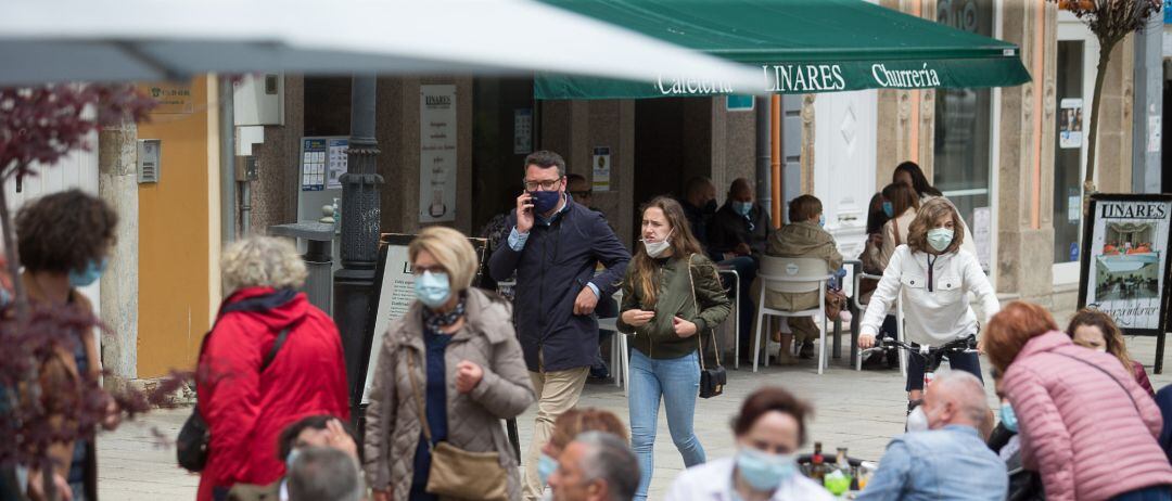 Varias personas, en la terraza de un bar.