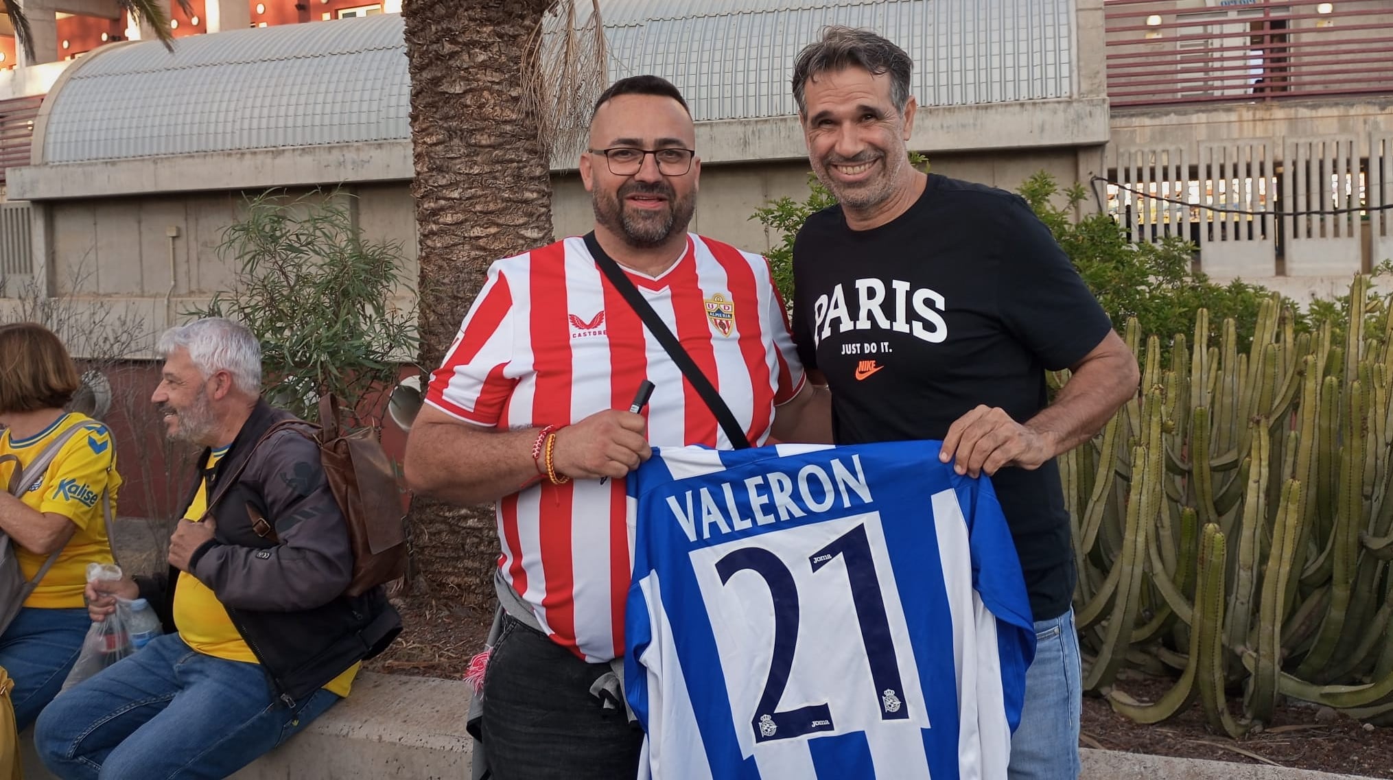 Lermos con Valerón y la camiseta del 'SúperDepor' en Las Palmas.