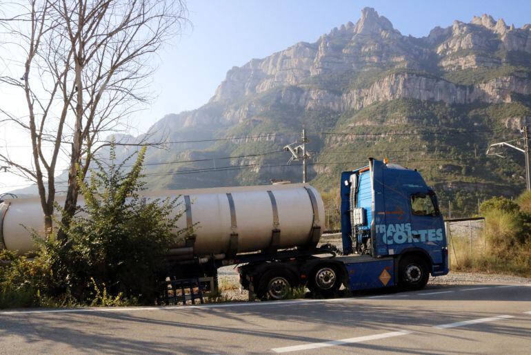 Un dels camions cisterna que omple el dipòsit de Monistrol amb aigua provinent de Castellbell i el Vilar