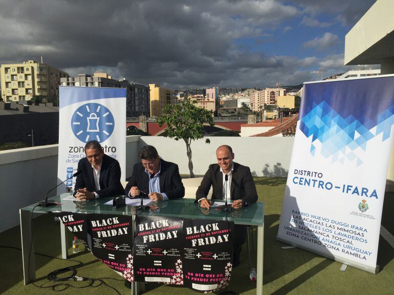 Los concejales, José Carlos Acha y alfonso Cabello en la presentación de la nueva edición del &#039;Black Friday&#039;. 