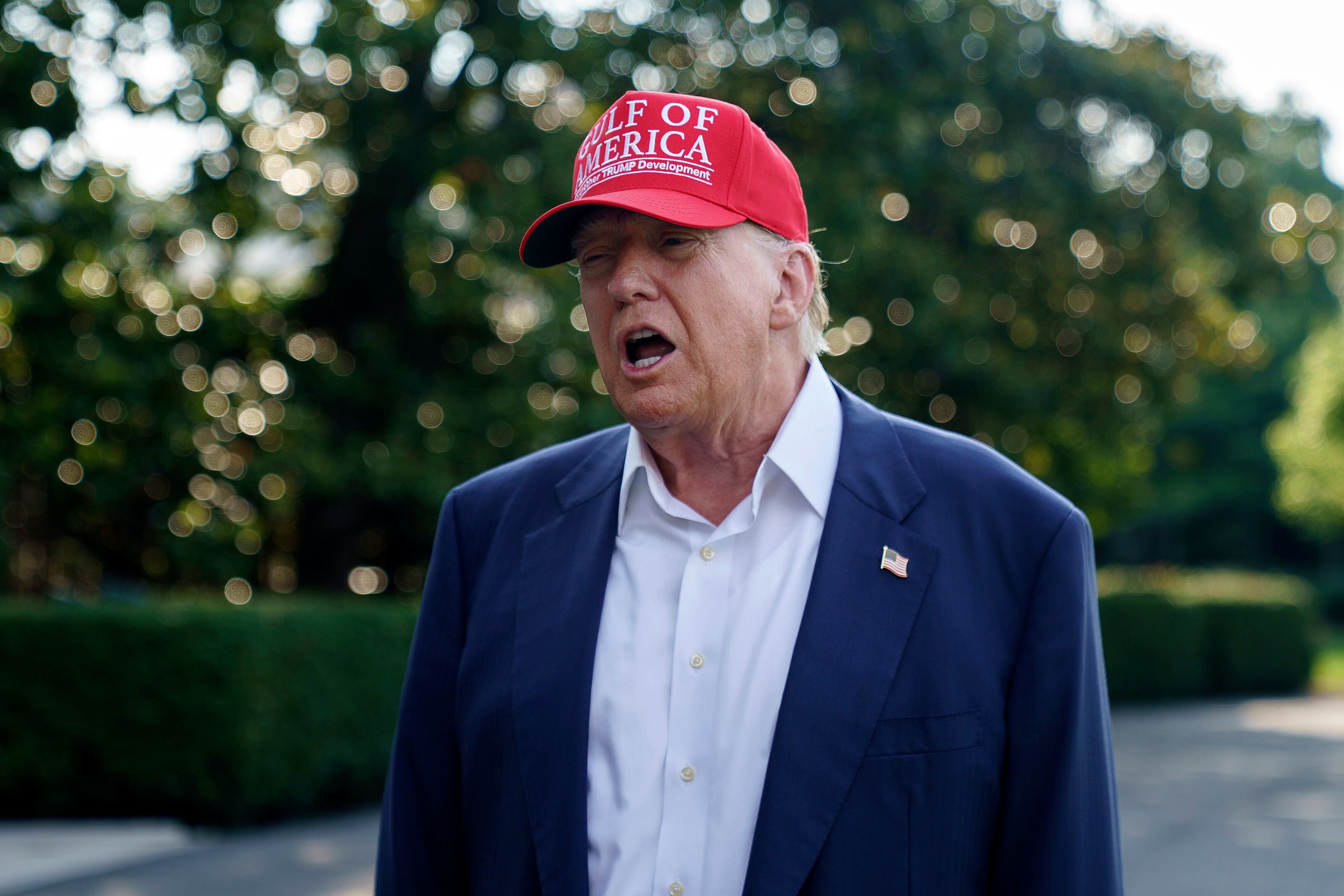 El presidente de EEUU, Donald Trump, habla con los medios a su salida de la Casa Blanca en Washington para dirigirse a 'Alligator Alcatraz'
