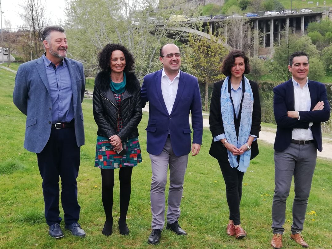 De izquierda a derecha, el secretario provincial del PP, Ángel Calvo junto a Olga Álvarez, el candidato Marco Antonio Morala, Lidia Coca y Roberto Mendo