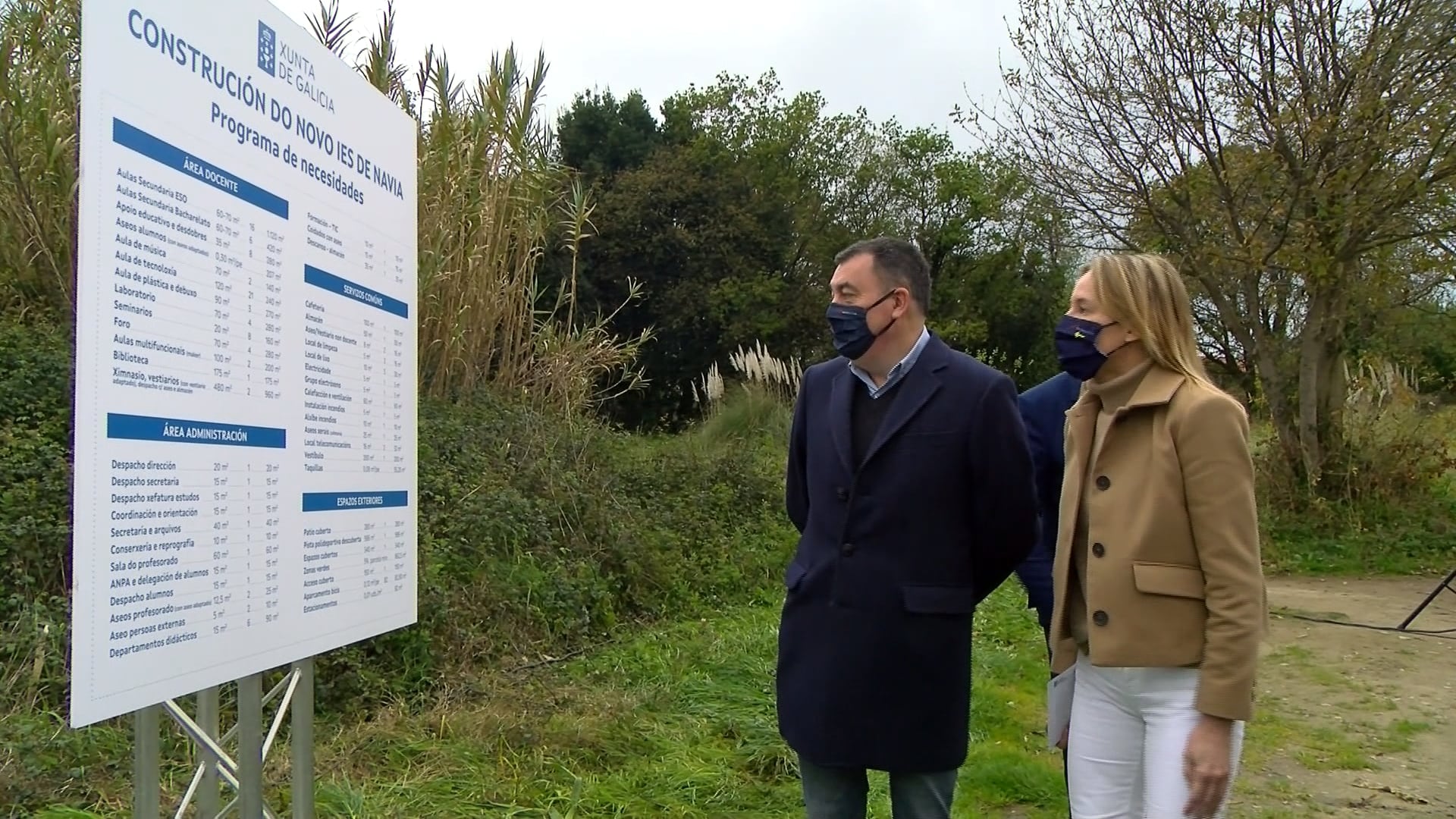 El concelleiro de Educación, Román Rodriguez junto a la delegada de la Xunta, Marta Fernández-Tapias.