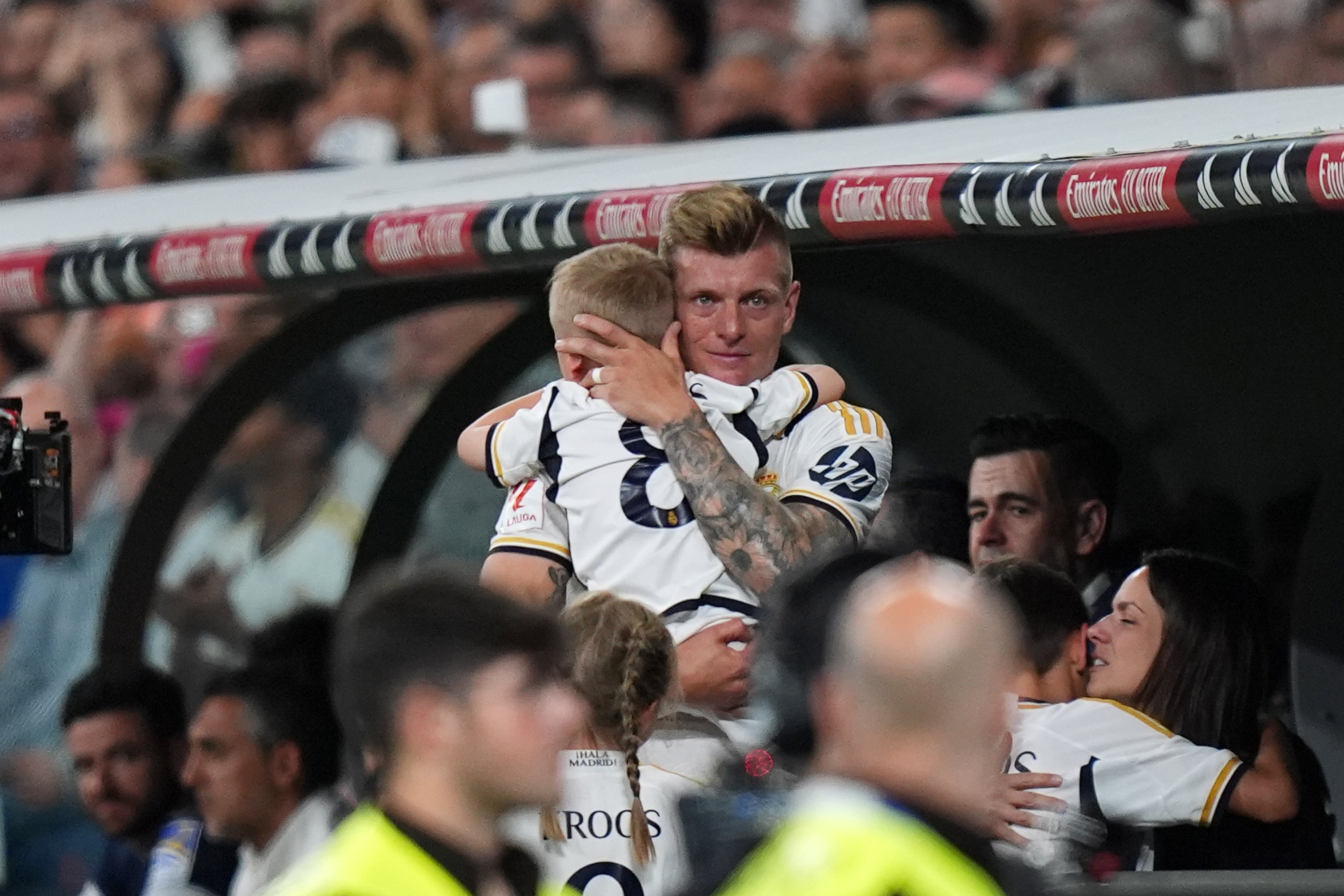 Toni Kroos, junto a su hijo, durante su despedida en el Santiago Bernabéu. (Angel Martinez/Getty Images)