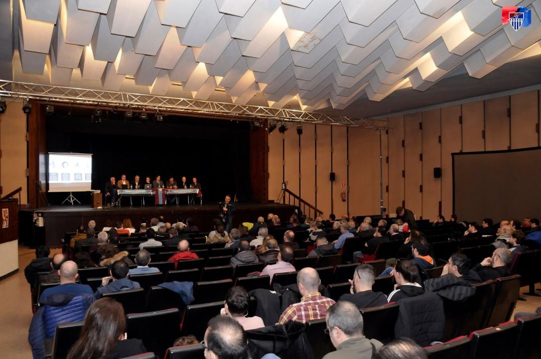 Asamblea de socios en el salón de actos del Instituto Andrés Laguna